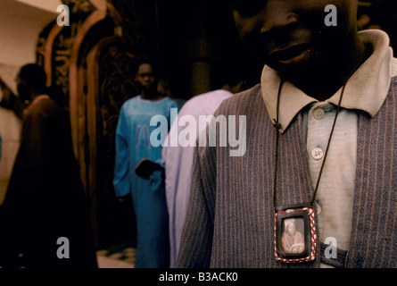 "TOUBA, AFRIKAS WENIG MEKKA", JUNGE TRÄGT DAS BILD VON SEINEM MARABOUT UM SEINEN HALS, 1996 Stockfoto