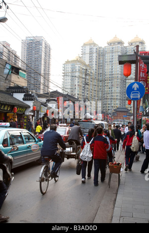 Straßenszene entlang Fangbang Straße alte Straße in Shanghai Stockfoto