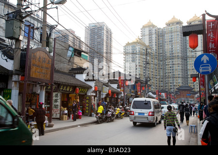 Straßenszene entlang Fangbang Straße alte Straße in Shanghai Stockfoto