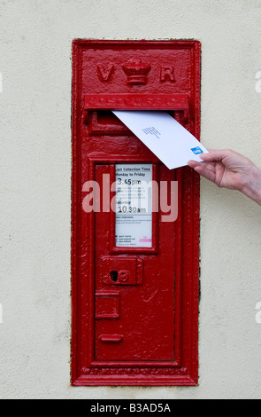 2. Klasse-Brief Entsendung im Briefkasten UK Stockfoto