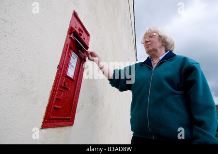 2. Klasse-Brief Entsendung im Briefkasten UK Stockfoto