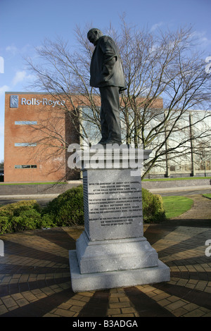 Stadt von Derby, England. Rolls-Royce Moor Lane Site mit den Derwent Wood geformt, Sir Henry Royce Statue im Vordergrund. Stockfoto