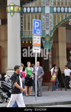 Parkplätze mit Parkuhren außerhalb der Jugendstil Municipal House Prag Stockfoto