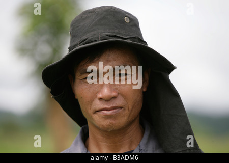 UXO Abstand verwenden Xieng Khouang province,Laos.MAG Personal neuen CEIA Detektor suchen und markieren Sie verdächtige metallische Gegenstände. Stockfoto