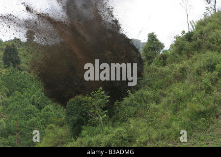 UXO-Clearance, Nong Het District, Provinz Xieng Khouang. MAG die Clearance Team detonieren Gebühren von TNT, 23 M82 directly zu zerstören Stockfoto