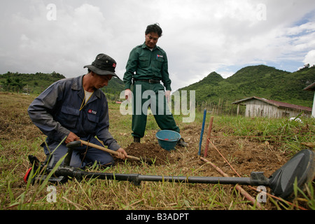 UXO Abstand verwenden Xieng Khouang province,Laos.MAG Personal neuen CEIA Detektor suchen und markieren Sie verdächtige metallische Gegenstände. Stockfoto