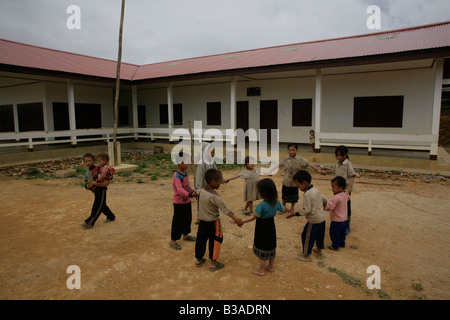 Nong Het District, Provinz Xieng Khouang, Laos. Kinder spielen im Spielplatz geöffnet nachdem MAG Ortsbild des UXO gelöscht. Stockfoto