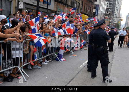 NYPD Offiziere bei der jährlichen Dominikanischen Independence Day Parade in New York City auf der Sixth Avenue am 10. August 2008 Stockfoto