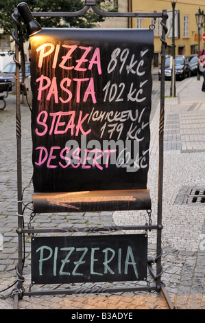 Prague Old Town Pizza Speisekarte handschriftlich in englischer Sprache Stockfoto