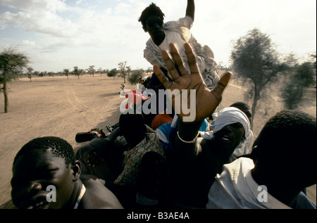 TOUBA, AFRIKAS WENIG MEKKA ", JUGENDLICHE REITEN AUF DEM DACH DES ZUGES AUF DEM WEG NACH TOUBA KÖNNEN IN DER REGEL NICHT ZU ZAHLEN UND DAS FAHRGELD, 1996 Stockfoto