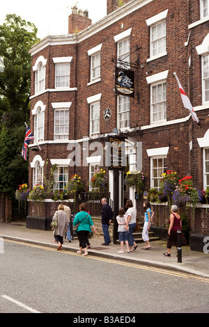 UK Cheshire Tarporley Dorf Zentrum High Street Besucher vorbei an das Swan Inn Stockfoto