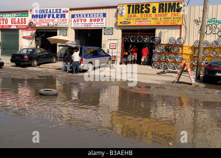 Kfz Reparatur verbundenen Unternehmen nehmen den Großteil der Industrie in Willets Point im New Yorker Stadtteil Queens Stockfoto