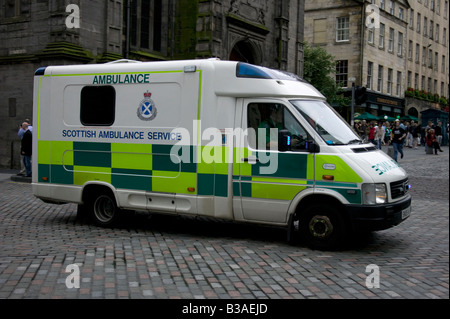 Krankenwagen-Fahrzeug mit blau blinkende Lichter auf der Durchreise einer Kreuzung Edinburgh Schottland UK Stockfoto