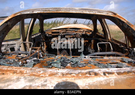 Auf einem Parkplatz in Woodingdean in der Nähe von Brighton UK wurden Autos verwüstet und verbrannt Stockfoto