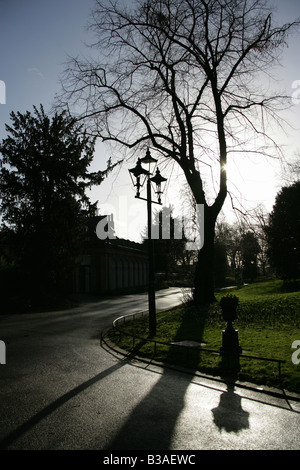 Stadt von Derby, England. Silhouette Blick auf Derby Arboretum-Park, die von John Claudius Loudon entworfen wurde. Stockfoto