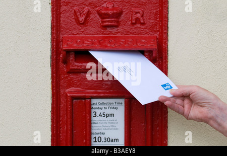 2. Klasse-Brief Entsendung im Briefkasten UK Stockfoto