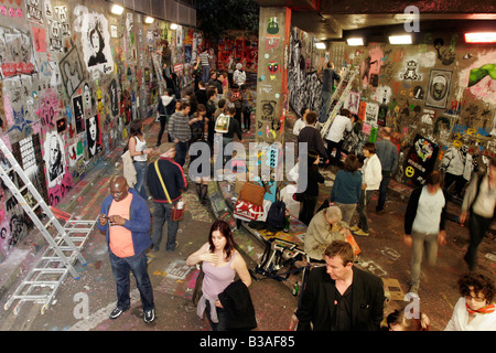 Massen von Menschen und Künstler in 2008 Cans Festival Currated von Banksy in Londons Leake St Stockfoto