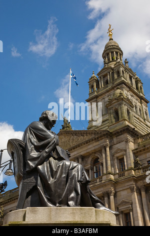 Statue von Arzt Thomas Graham 1805 1869 George Square Glasgow mit Kammern der Stadt im Hintergrund Stockfoto