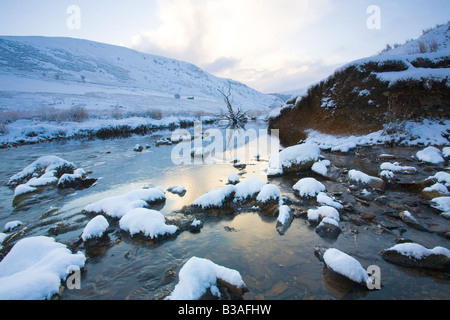 Bergbach im Hochland Landschaft Winterszene mit Reflexionen in Nord-wales Stockfoto