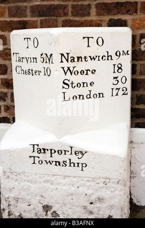 UK Cheshire Tarporley High Street alt am Straßenrand Meilenstein im Dorfzentrum Stockfoto