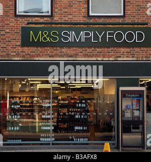 M & S Simply Food Shop in Petersfield Hampshire England UK Stockfoto