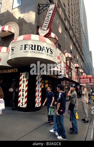 Ein Zweig der Times Square der T G I s Freitag-Restaurant-Kette Stockfoto