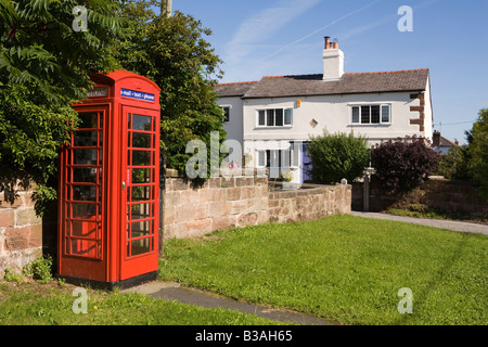 UK Cheshire Dunham auf die Hügel Dorf Phone box Stockfoto