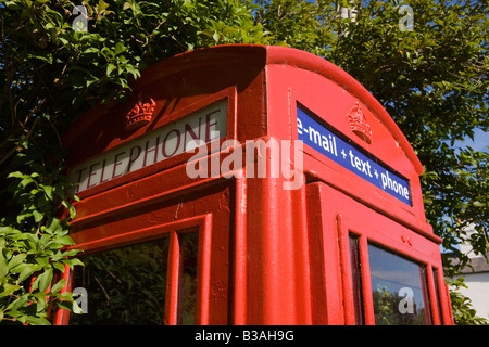 UK Cheshire Dunham auf die Hügel Dorf Phone Box mit e-Mail-Text Telefon Zeichen Stockfoto