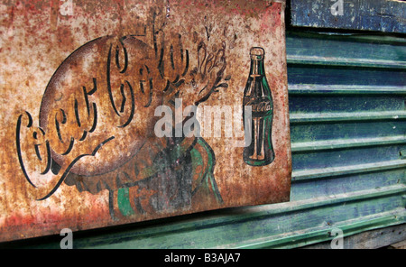 "Alten verfallenden rostigen Coca Cola Werbung melden" Stockfoto