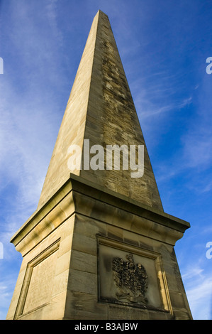 Weitwinkeleinstellung schräg ein Obelisk in London gegen blauen Himmel Stockfoto