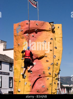 Bergsteiger auf der Kletterwand in der Stadt Keswick im Rahmen der Festwoche Berg ein bedeutendes touristisches Zentrum Seenplatte Cumbria Stockfoto