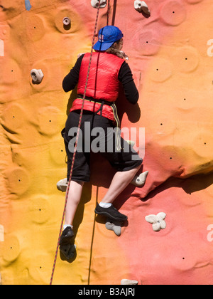 Bergsteiger auf der Kletterwand in der Stadt Keswick im Rahmen der Festwoche Berg ein bedeutendes touristisches Zentrum Seenplatte Cumbria Stockfoto