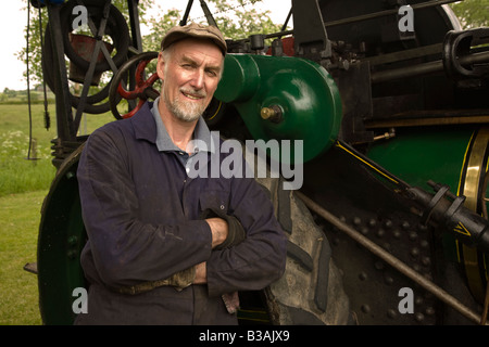 George Kerr Engineer, der an seine 1936 Aveling Barford Dampf Schlepper Typ AA Nr. 14181 in einem Country Fair, Beith, Ayrshire Stockfoto