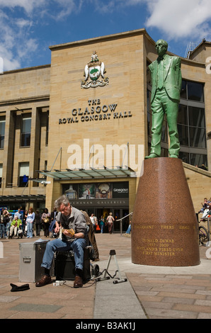 Straßenmusikant in Glasgow Buchanan Street in der Nähe der Statue von Donald Dewar, erster Minister für Schottland Stockfoto