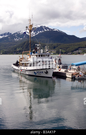 Forschungsschiff der National Oceanic and Atmospheric Administration (NOAA) auf einer Mole im Hafen von Juneau, Alaska, Vereinigte Staaten Stockfoto