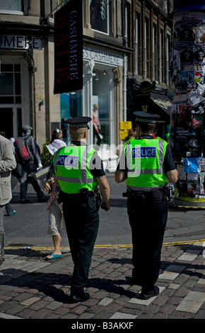 Zwei männliche Polizisten patrouillieren Straßen, Royal Mile, Edinburgh, Schottland, UK, Europa Stockfoto