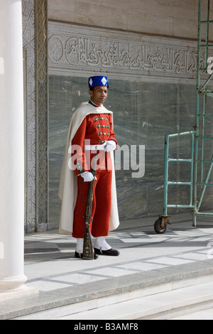 Eine königliche Wache steht vor dem Eingang, das Mausoleum von Mohammed V in Rabat Stockfoto