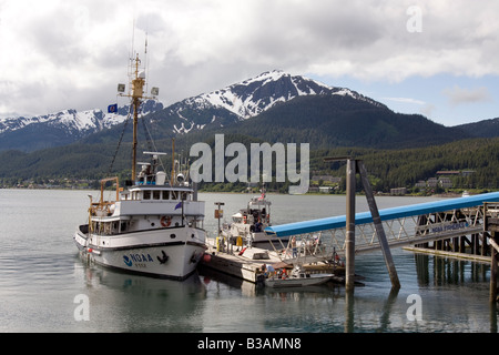 NOAA Forschung Schiff am Kai im Hafen von Juneay. Stockfoto