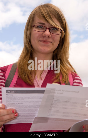 Schüler mit ihren erfolgreichen GCSE führt Hounslow Middlesex UK Stockfoto