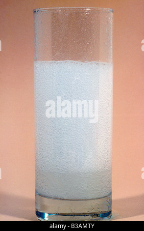 Baking Soda & Essig zischt In Glas Stockfoto