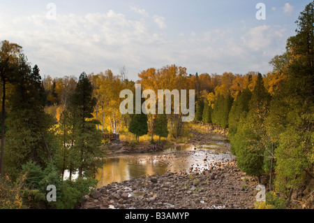 Herbst die Ehre auf dem Display auf der Stachelbeere Fluss Stachelbeere Falls State Park, Minnesota, USA. Stockfoto