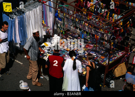 Petticoat Lane London England muslimischen Mann Handy Abdeckungen am Marktstand zu verkaufen Stockfoto