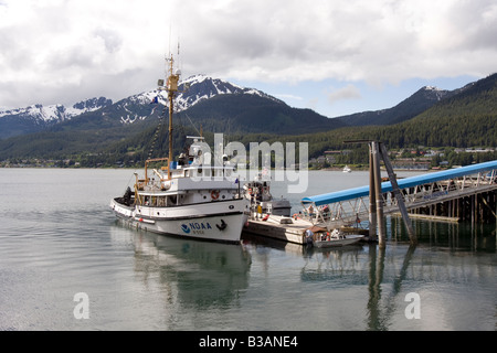 NOAA Forschung Schiff am Kai im Hafen von Juneau. Stockfoto