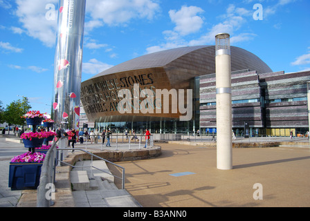 Wales Millennium Centre und Wasserturm Skulptur, Bucht von Cardiff, Cardiff, South Glamorgan, Wales, Vereinigtes Königreich Stockfoto