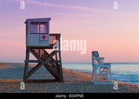 Rettungsschwimmer steht bei Sonnenaufgang entlang Nauset Beach, Cape Cod National Seashore, Cape Cod, MA Stockfoto