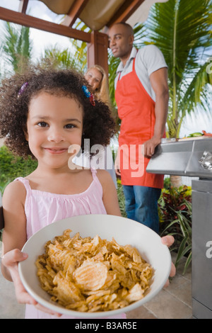 Afrikanische Mädchen hält Schüssel Müsli Stockfoto