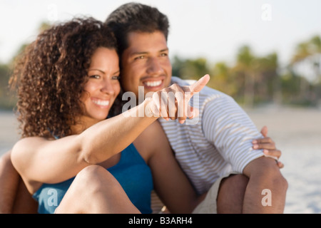 Hispanische paar umarmt und zeigen Stockfoto