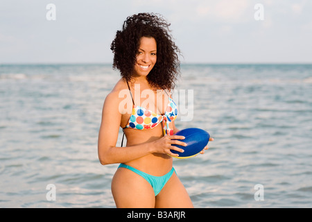 Hispanic Frau im Bikini mit Fußball Stockfoto
