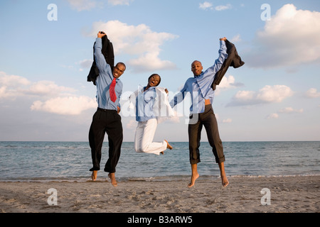 Afrikanische Unternehmer jubeln am Strand Stockfoto