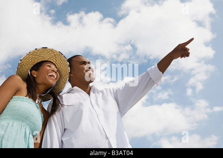 Multi-ethnischen paar zeigen und lachen Stockfoto
